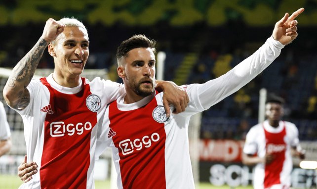 Nicolás Tagliafico festeja un tanto con Antony en el Ajax
