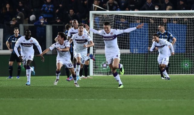 Jugadores de la Fiorentina celebran un gol de Nikola Milenkovic