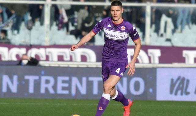 Nikola Milenkovic conduce el balón en un choque con la Fiorentina