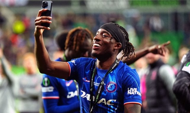 Noni Madueke con el Chelsea