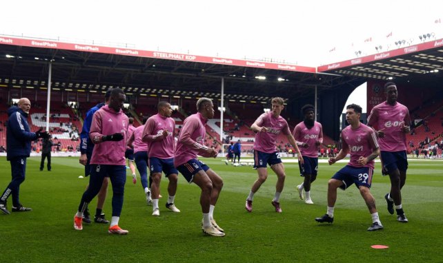 Los jugadores del Nottingham Forest calentando