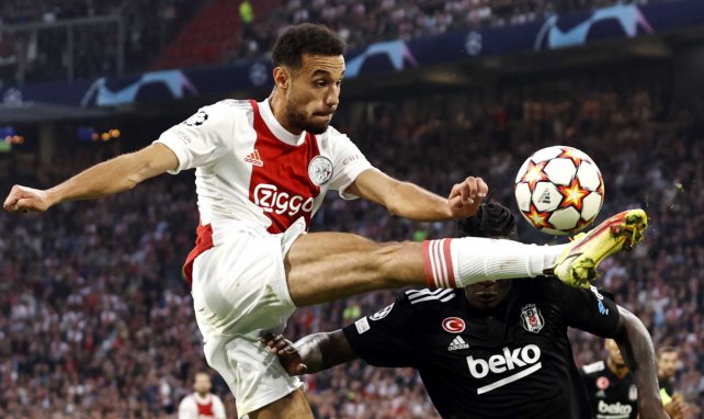 Noussair Mazraoui, en un lance del juego con el Ajax de Ámsterdam