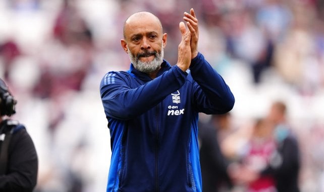 Nuno Espírito Santo aplaude a los aficionados.