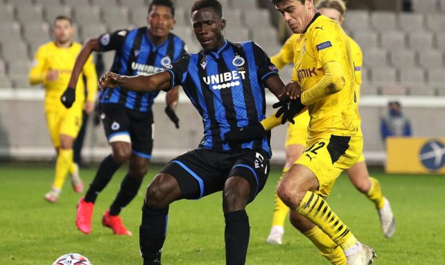 Odilon Kossounou disputa un balón con Giovanni Reyna