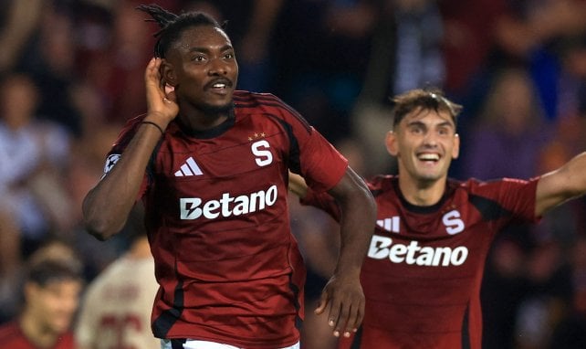 Olatunji celebra un gol con el Sparta de Praga