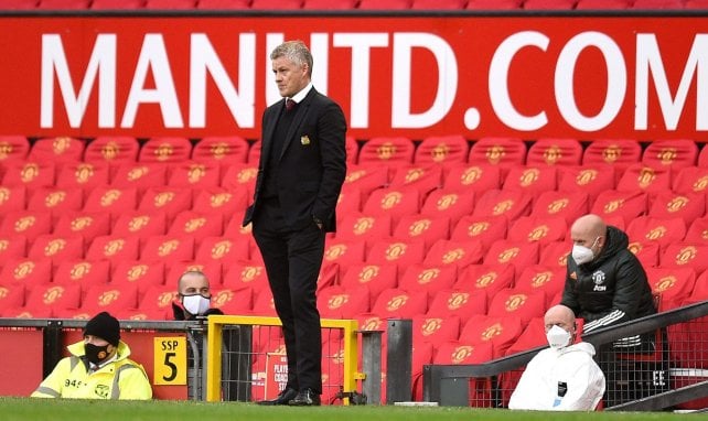 Ole Gunnar Solskjaer observa el juego de los suyos