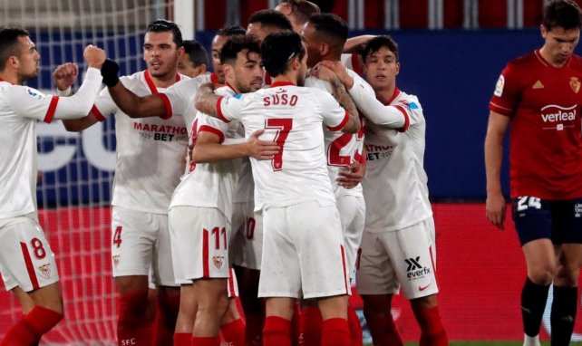 Los jugadores del Sevilla celebran el tanto de Luuk de Jong