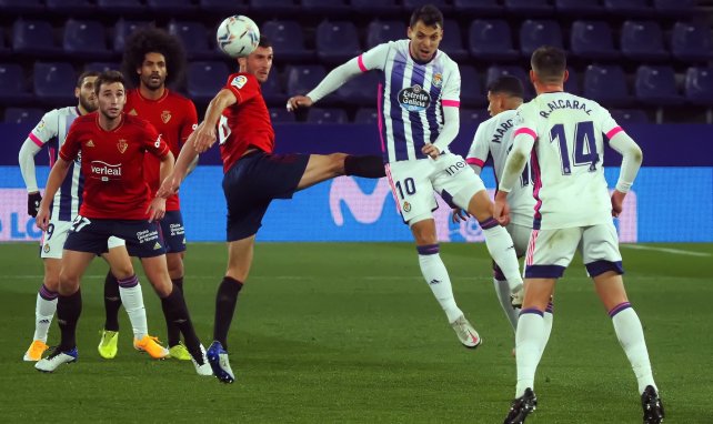 Óscar Plano y Oier luchan por un balón