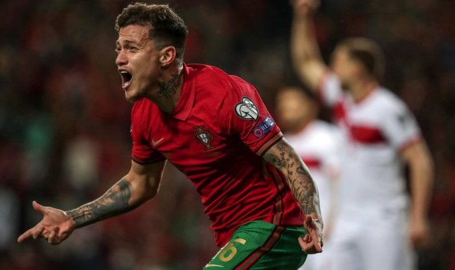 Otávio celebra un gol con la Selección de Portugal