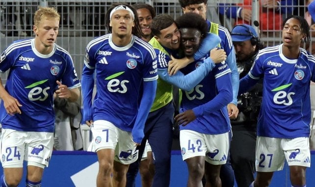 Los jugadores del Estrasburgo celebran un gol