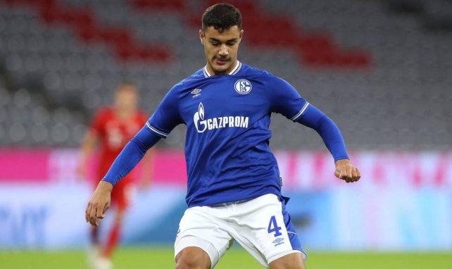 Ozan Kabak defendía los colores del Schalke 04
