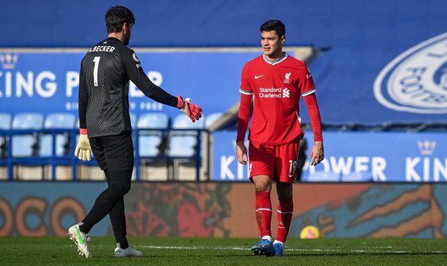 Ozan Kabak ya luce los colores del Liverpool