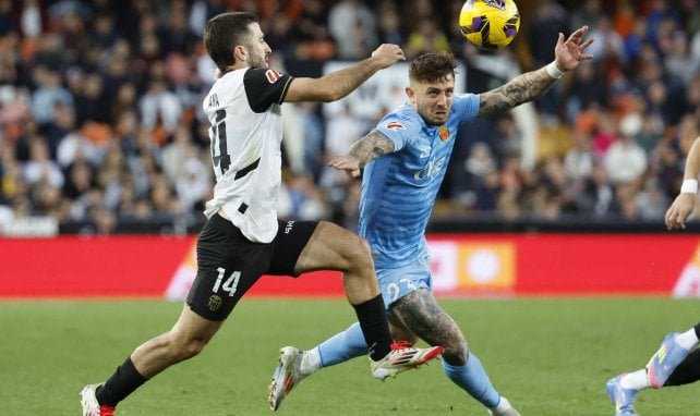 Pablo Maffeo y José Gayá se disputan el balón