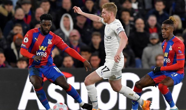De Bruyne trata de zafarse de la presión de Édouard y Zaha