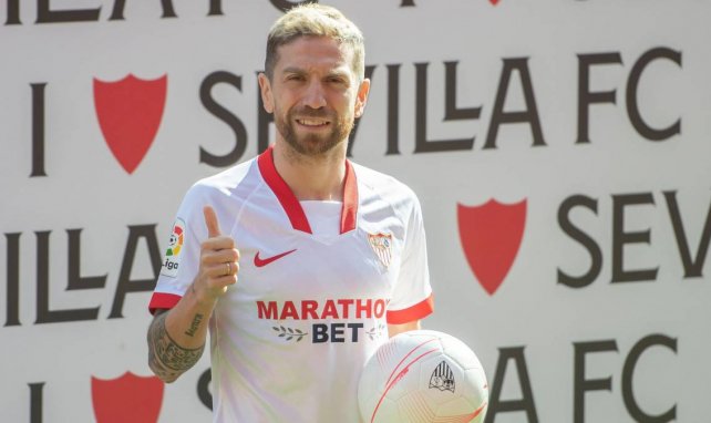 Papu Gómez posa con la camiseta del Sevilla en su presentación