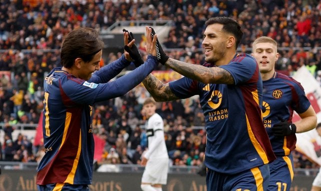 Leandro Paredes celebra con Paulo Dybala