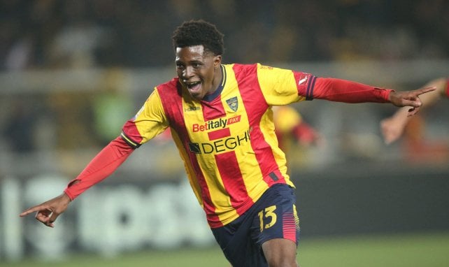 Partick Dorgu celebra con el Lecce