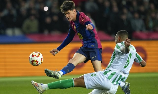 Pau Víctor golpea el balón