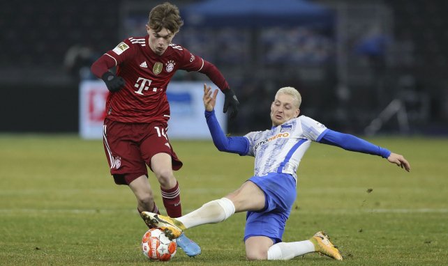 Paul Wanner trata de hacerse con el cuero en un partido del Bayern Múnich
