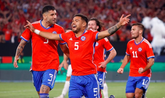 Paulo Díaz celebrando un gol con Chile