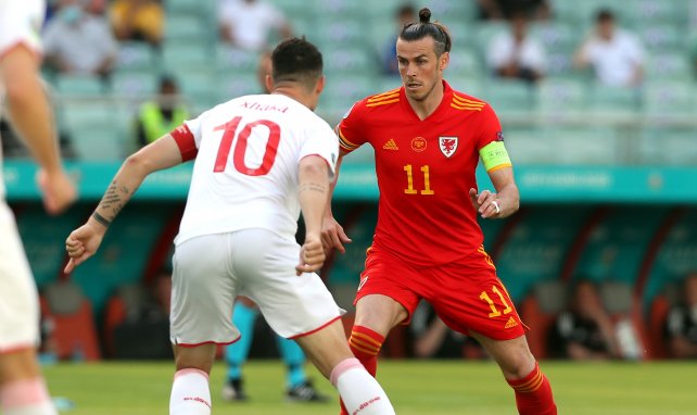 Gareth Bale ante Granit Xhaka en el duelo entre Gales y Suiza