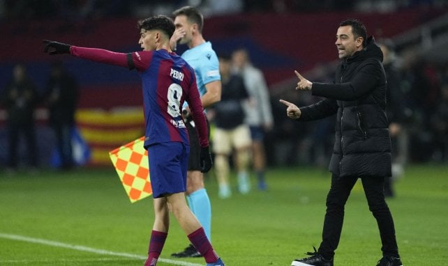 Xavi da instrucciones a Pedri.