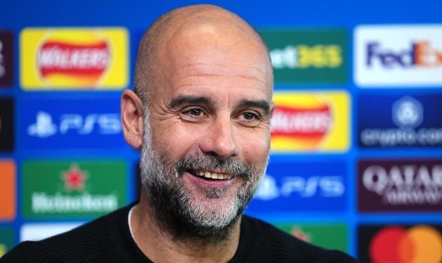 Pep Guardiola sonríe.