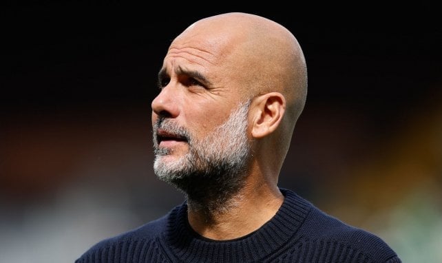 Pep Guardiola mira al cielo