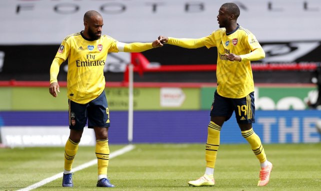 Alexandre Lacazette y Nicolas Pépé festejan un gol con el Arsenal