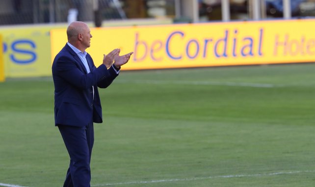 Pepe Mel aplaude desde el banquillo en un partido de la UD Las Palmas