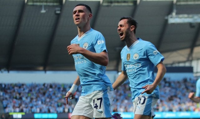 Phil Foden celebra con Bernardo Silva