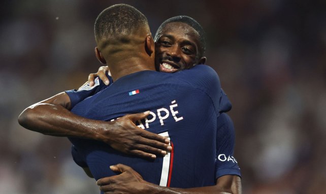 Ousmane Dembélé se abraza con Kylian Mbappé