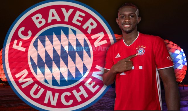 Tanguy Kouassi, posando con la camiseta del Bayern Múnich