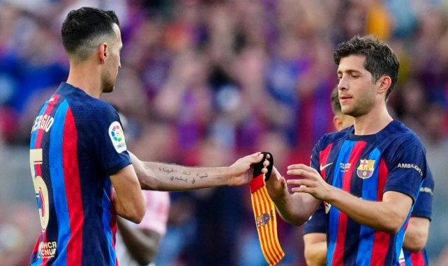 Sergio Busquets dando su brazalete a Sergi Roberto