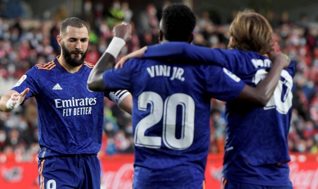 Karim Benzema celebrando su gol con Vinicius  y Luka Modric