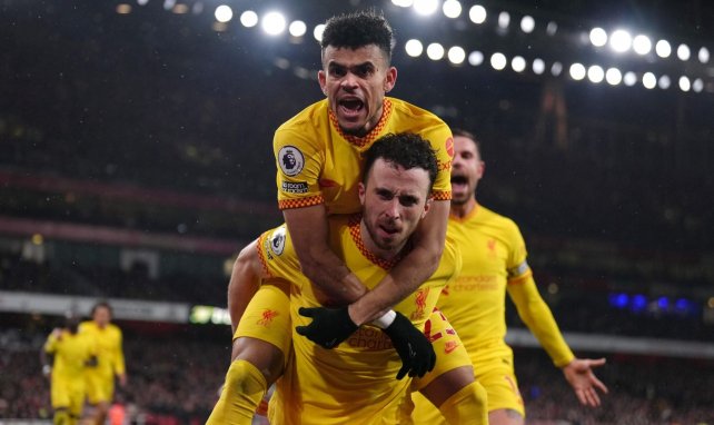 Diogo Jota celebra un gol del Liverpool junto a Luis Díaz