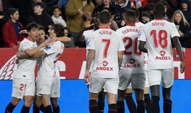 Los futbolistas del Sevilla festejan un gol