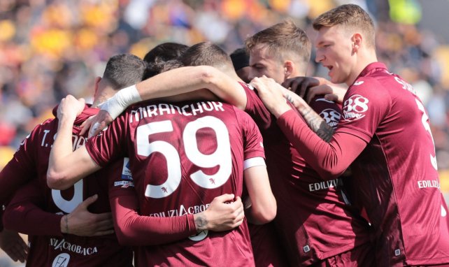 Los futbolistas del Torino se funden en un abrazo