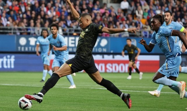 Kylian Mbappé alcanza el cuero con el PSG