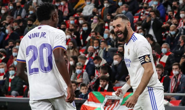 Karim Benzema celebra un gol con Vinicius Jr