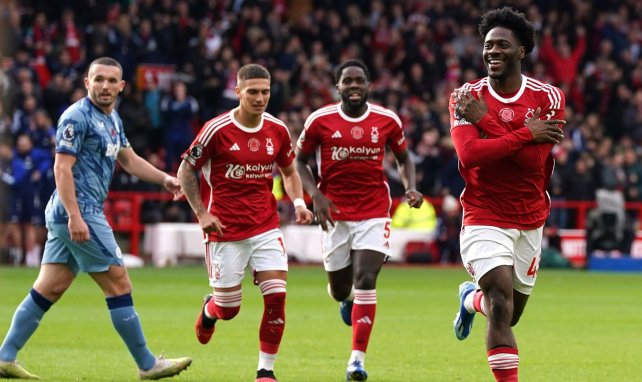 Ola Aina celebra con el Nottingham Forest