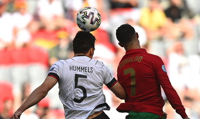 Cristiano Ronaldo pugna por el esférico en el aire con Mats Hummels