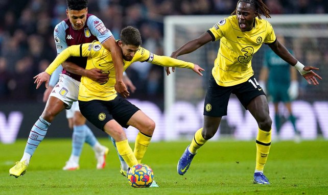 Jorginho protege el esférico en el duelo entre Aston Villa y Chelsea