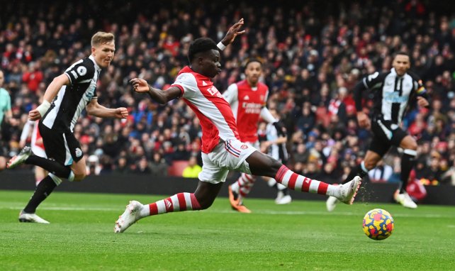 Bukayo Saka anotando un gol frente al Newcastle