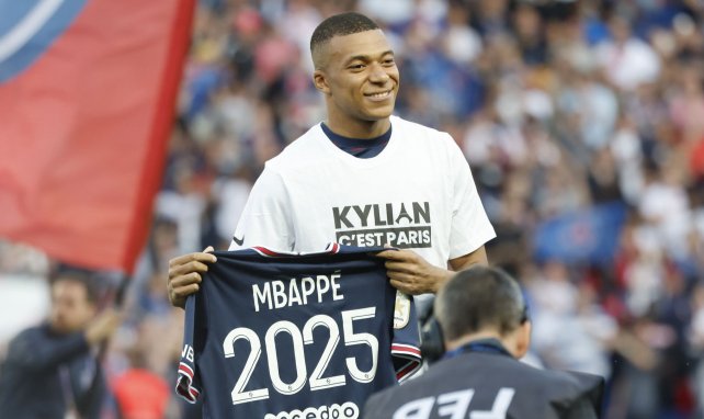 Kylian Mbappé celebrando su renovación hasta 2025
