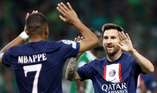 Kylian Mbappé y Lionel Messi festejan con el PSG