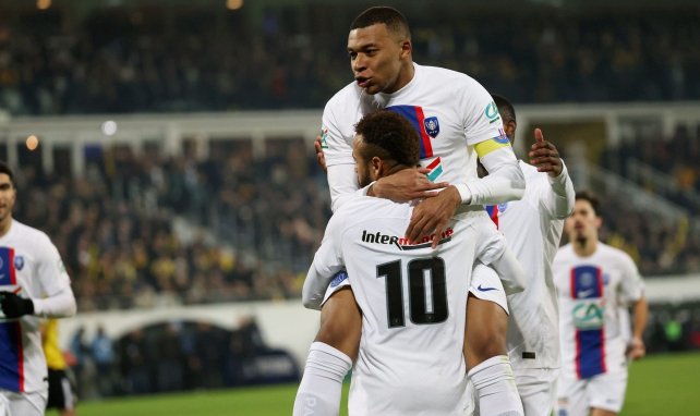Kylian Mbappé se abraza con Neymar para festejar uno de sus goles