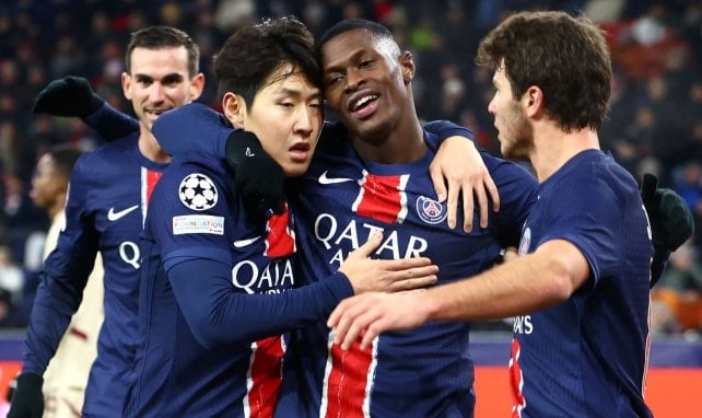 Nuno Mendes celebra con sus compañeros del PSG