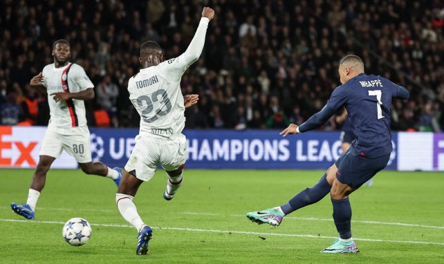 Kylian Mbappé se dispone a chutar a puerta en la acción de su gol