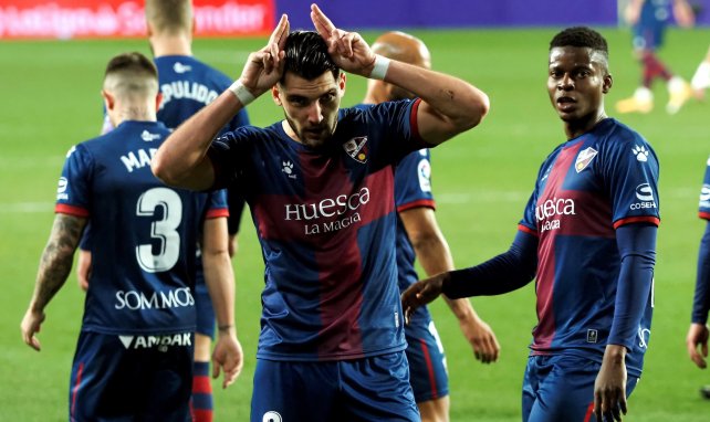Rafa Mir celebra un gol con el Huesca